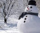 Снеговик с шляпу и шарф